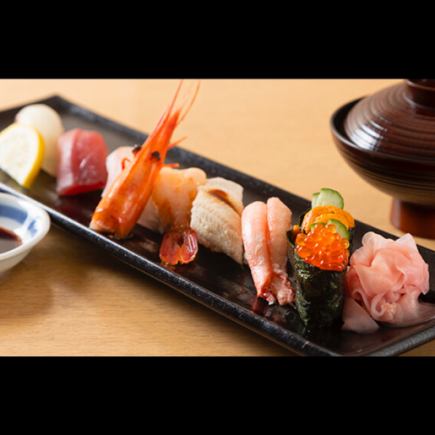 【特色握壽司套餐】附蒸星鰻與蝦子！ 「淡路套餐」握壽司8個，2道菜共2,860日圓（含稅）