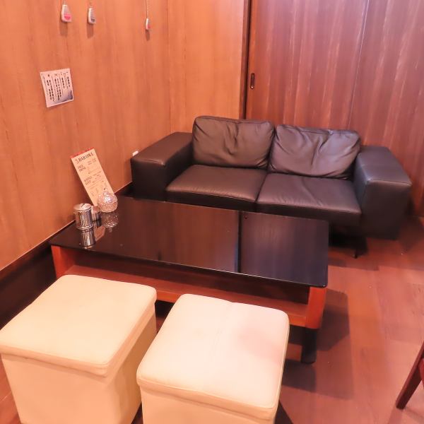 ソファでゆったり。ここは、周りを気にせず仲間と本気で騒げる、大人のための特別なアジトです。時間を忘れて語り合い、笑い、時には熱唱を。熊本の夜を最高の熱狂で彩りたいなら、このプライベート空間で決まり。さあ、今夜は思い切り羽目を外しましょう。