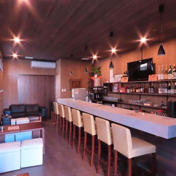 煌めくスポットライトが照らす、落ち着いた空間。バーカウンターに腰掛ければ、マスターとの心地よい会話が、一日の疲れを癒します。もちろん、静かにグラスを傾けたい夜は、ゆったりとした個室風ソファ席へ。熊本の夜を飾る、この上質な空間は「おひとり様大歓迎」。ふらりと立ち寄る贅沢を、ぜひどうぞ。