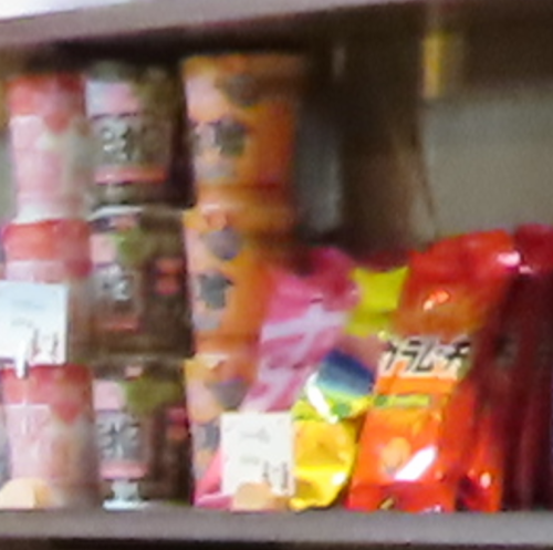 懐かしの駄菓子と、飲んだ〆のカップラーメンを。遊び心満載で楽しめるバーです!