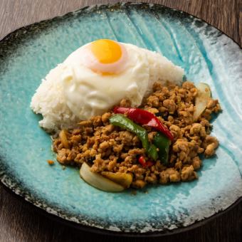 鶏肉のバジル炒めご飯