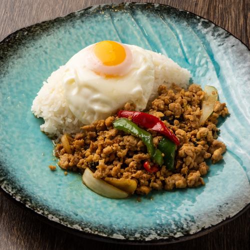 鶏肉のバジル炒めご飯