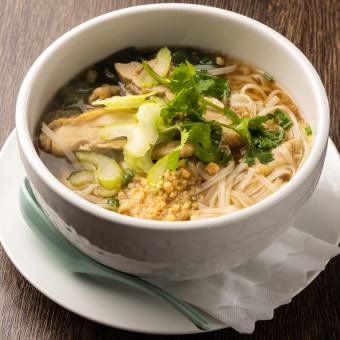 タイ風醤油ヌードル　(鶏肉又は豚肉)