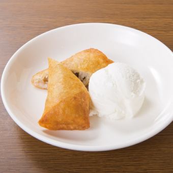 揚げバナナ春巻きココナッツアイス添え