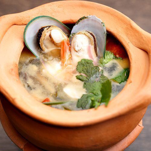 以當地香料和食材烹調的正宗民族美食