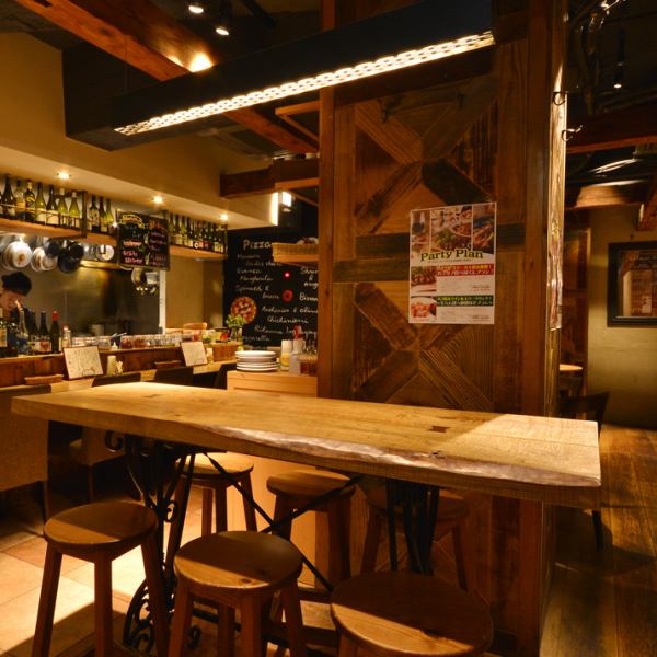 You can have a good time with everyone in the friendly lighting! The warmth of wood is stylish♪ There are seats for 2, 4, 6, 8, and counter seating for friends, couples, co-workers, and more. It is a space that you can enjoy ♪