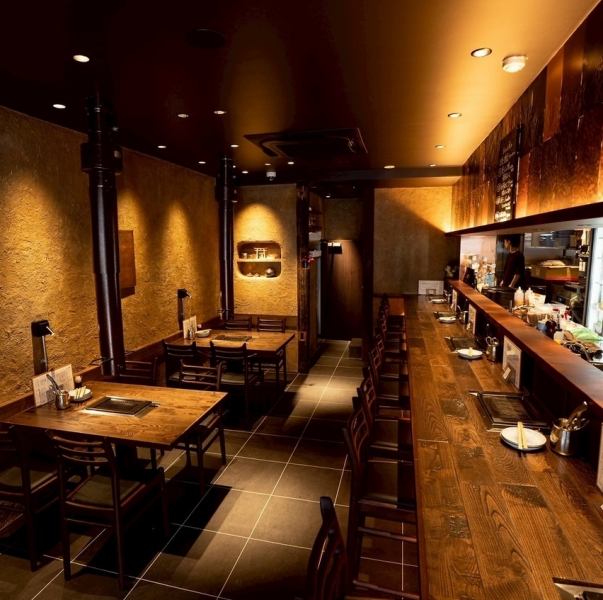 【五反田駅徒歩5分アクセス◎】カウンター12席（6卓）、テーブル12席（3卓）の落ち着いた雰囲気ですが元気で明るい接客を心がけています。キッチン、ホールスタッフ一同、常に「お客様が何を求めているのか」を考え「明日からも頑張ろう！」って思ってもらえるような、そんな活力を与えられる焼肉屋さんを目指します。
