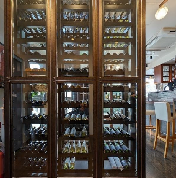 エレベーター降りて目の前には圧巻の当店自慢のワインセラーにはイタリア全土から厳選した上質なワインを常時50種以上取り揃えております。温度や湿度が管理されておりますので品質ばっちりです◎ワインに詳しいスタッフがお食事やお好みに合う一本をセレクトしますので、お気軽にご相談ください♪