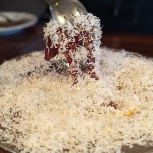 馬肉のカルパッチョとパルミジャーノチーズ