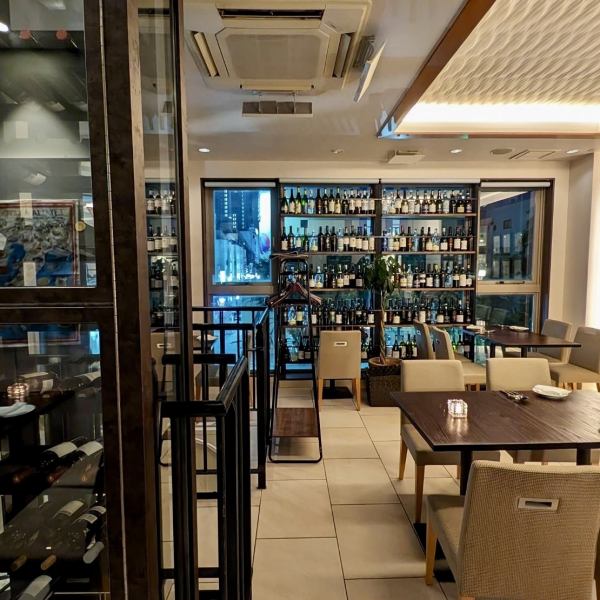 【貸切可能】3階のフロアは貸切り可能です！エレベーターで二階に上がっていただき、店内の螺旋階段を上がれば洋風のおしゃれな店内が広がっております。一面の大きな窓から青葉通りを見下ろせます。窓近くのお席は開放感抜群。気分良くワインやお酒を飲みながら素敵な時間をお過ごしくださいね。