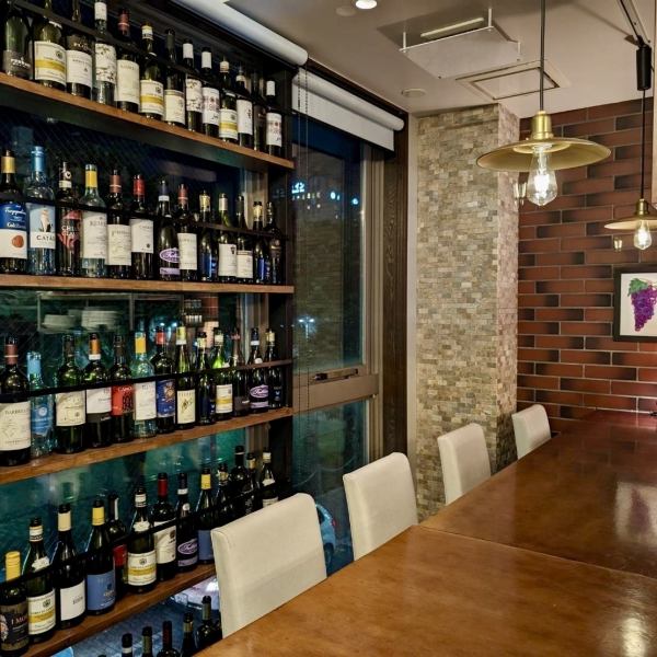 2階フロアにはお一人様でもお気軽にご来店いただけるカウンターをご用意☆キッチンから流れる各料理の香りや、スタッフの動きなどの「躍動感」をも感じられるように、少し高めに設計されたカウンターです。料理の香りやお店の空気感はもちろん、カウンターならではのちょっとした一人空間をお愉しみいただけます☆