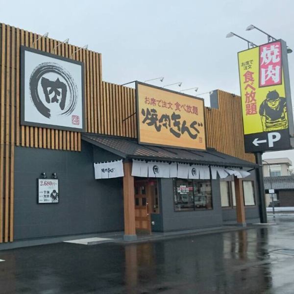 一家刚刚开业的美丽商店。停车场宽敞，可容纳 30 多辆汽车！