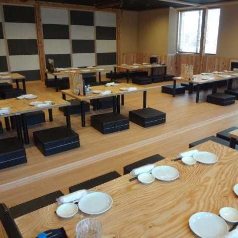 The banquet hall on the second floor can accommodate 50 to 100 people and can be reserved for private use.It is perfect for launching with a large number of people, reunions, welcome and farewell parties, after-parties, and various parties.There are also Japanese-style rooms and private rooms, which can be used for various occasions such as celebrations with family and friends, company entertainment, dinners, and dates.Please feel free to contact us!