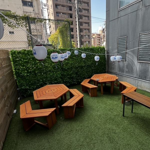 開放感あふれるテラス席で、大人数でも楽しめるバーベキュー！仲間や同僚とワイワイ盛り上がりながら、炭火で焼き上げるお肉や野菜を囲めば特別なひとときに。非日常気分を満喫できる人気のテラスBBQです◎ご予約はお電話にて承っております１ペットのご予約承っております♪(お電話にてお問い合わせください。)