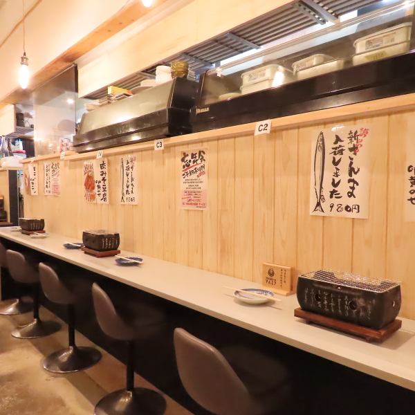 お一人様でも気軽に楽しめるカウンター席をご用意。目の前で焼き上がる香ばしい炙りの音や香りを間近で堪能できます。鶴舞駅から徒歩3分、仕事帰りやちょい飲みにも最適な落ち着いた空間です♪