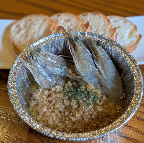 蒜蓉虾，可以连壳一起吃（用桶装）