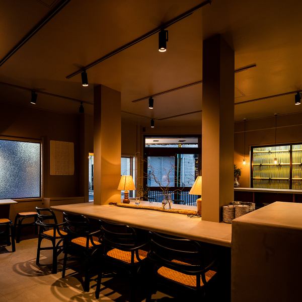 [平静的日式现代空间] 店面的形象是采用间接照明的时尚而平静的空间。推荐给想慢慢享受美味的清酒和食物的人。忘记时间，慢慢度过你的时间