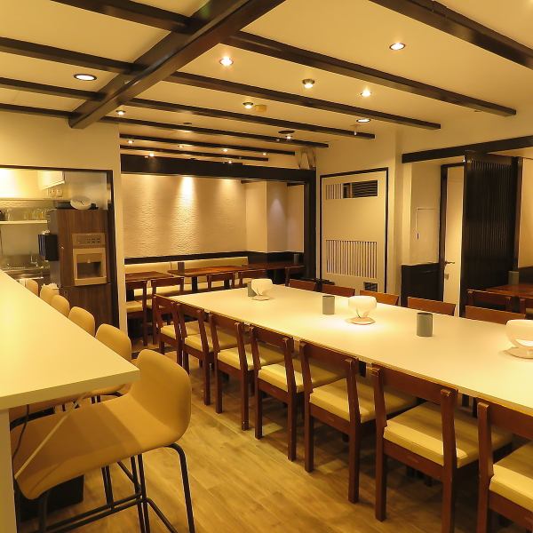 【お一人様～団体様まで】当店は各種様々なタイプのカウンター席・テーブル席を完備。お一人様のお食事から大人数のご宴会まで、幅広いシーンでのご利用が可能です◎団体様のご宴会でご利用いただける、個室もご用意しております。（※画像は系列店のものです）