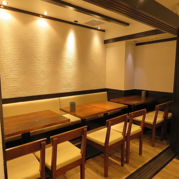 【個室宴会・貸切宴会も大歓迎】個室はスライドドアで仕切り12名様までご利用いただます(7名様から可)。店内を貸切ってのご宴会も、ご要望次第で承っております。ご希望の方はぜひお気軽にご相談ください◎（※画像は系列店のものです）