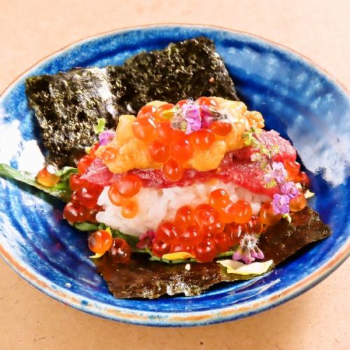 Marbled horse sashimi, sea urchin and salmon roe hand roll