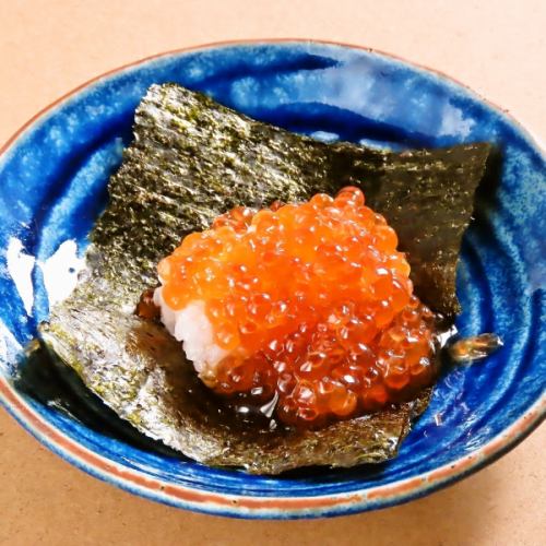 Salmon roe hand roll