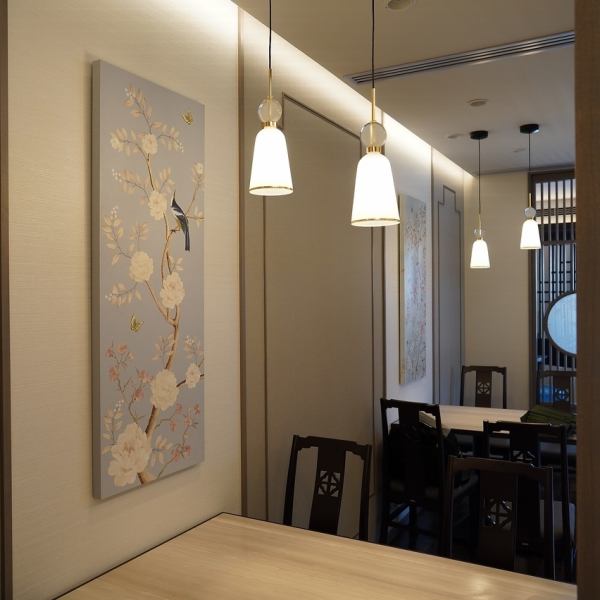 The interior of the store has a gentle atmosphere that combines quality and naturalness. You can enjoy the finest food and sake while relaxing in a calm space. Please feel free to use it alone or as a family with small children.