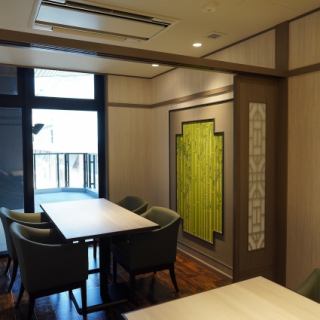 Private rooms for small groups can be linked, so you can create a private room for 2 to 10 people!