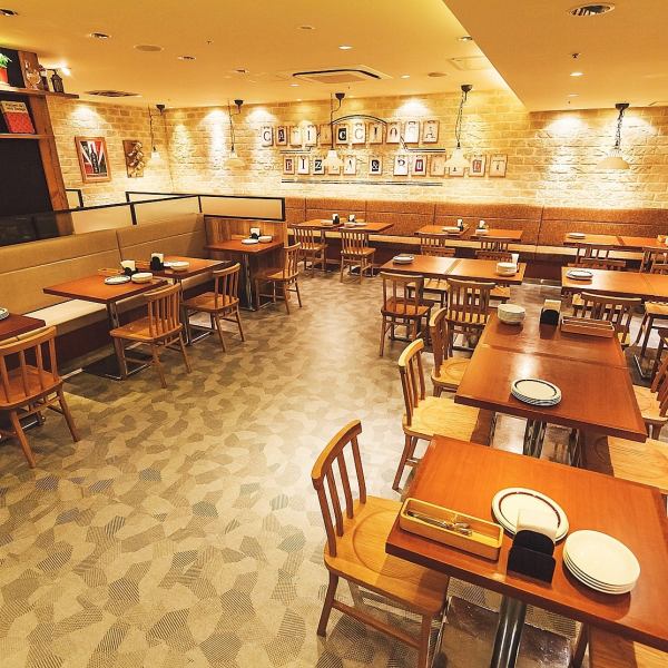 The lively atmosphere of the store.Chat without hesitation ♪ The warm and bright interior is easy to use for meals and dates! Also for girls-only gatherings!
