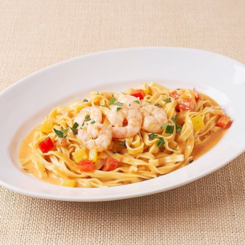 Tagliatelle with shrimp in tomato cream sauce