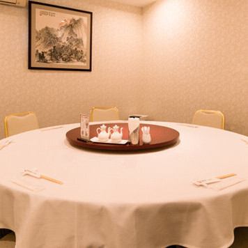 12名様迄ご利用いただける広々とした個室。お祝い事にも最適です