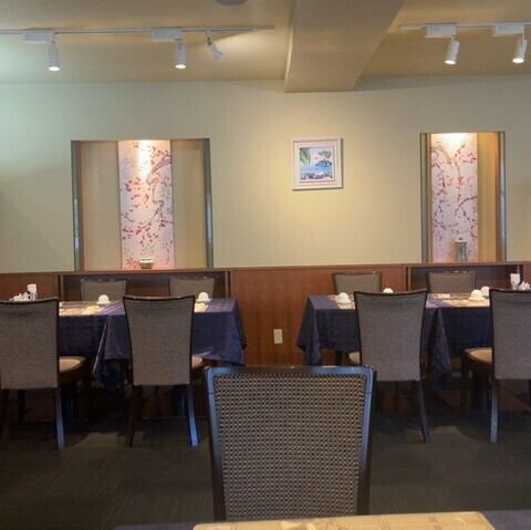 お二人でのお食事にぴったりなテーブル席をご用意しております。ご友人とのランチやデートなど、気兼ねなくゆっくりとお食事を楽しみたい方におすすめです。