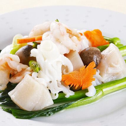 【彩り豊か】オーナシェフ自ら、中央市場で目利きし仕入れる新鮮な海鮮を使った海鮮料理の数々！