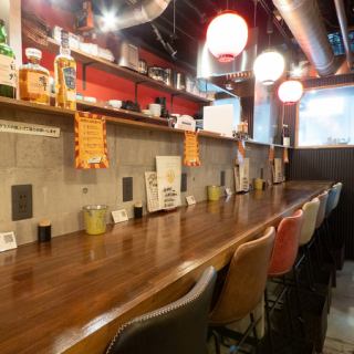サシ飲み等にもぴったりなカウンター席もございます◎カウンターで美味しいお酒と料理をお楽しみください♪普段の飲み会やデート、女性同士2名様でのご利用も承っております。一人でちょっと飲みたい時などにも是非ご利用ください！シーンに合わせてご利用可能ですのでお気軽にお越しくださいませ。