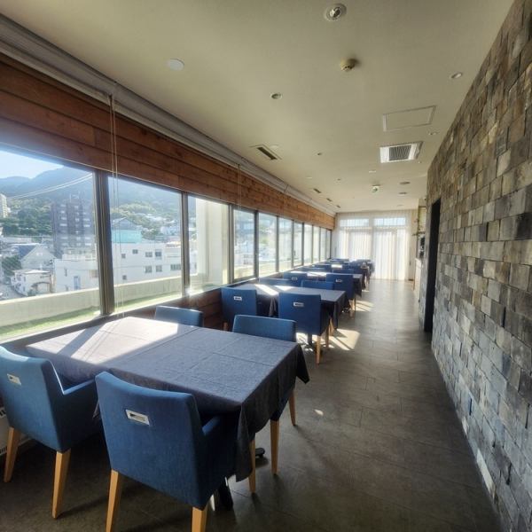 【函館山を見ながら特別なひと時が楽しめる！】函館山を見ながら、こだわりのコース料理を堪能できるテーブル席はデートや女子会におすすめ。クーポンのご利用でバースデープレートのご用意も可能です！