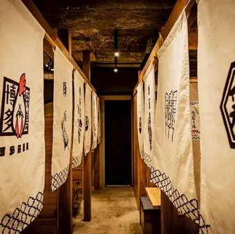 カウンター・テーブル席・個室席など、お席の種類が豊富♪サク飲み・大人数宴会・デートなど様々なシーンでお使いいただけます！
