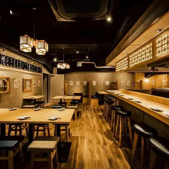 活気溢れ、店内の雰囲気を楽しんでいただけるオープン席★テーブル連結可能なので、5/6/8名様..と人数が増えた際もご対応が可能です！