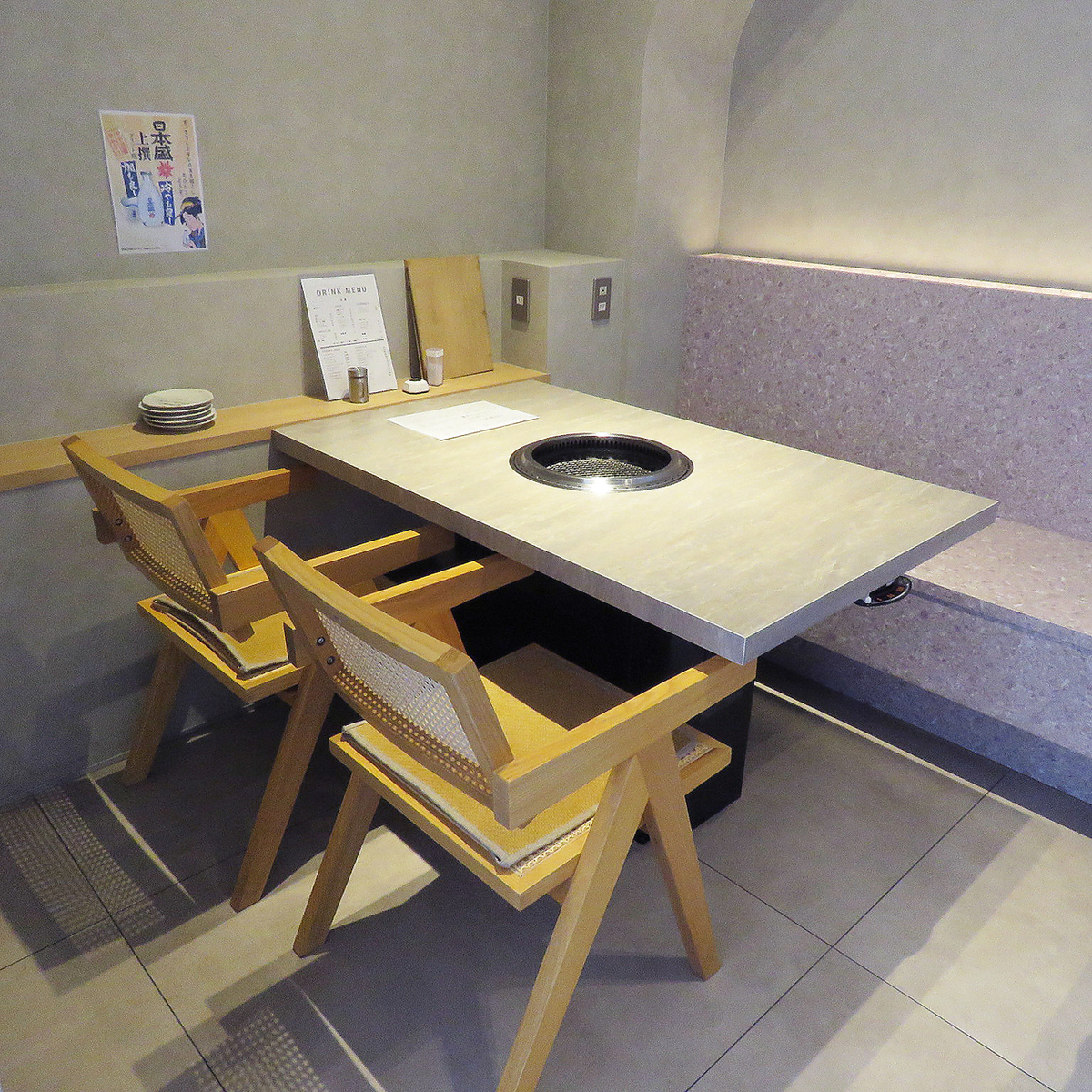 テーブル席は半個室仕様でご利用いただける人気のお席です。
