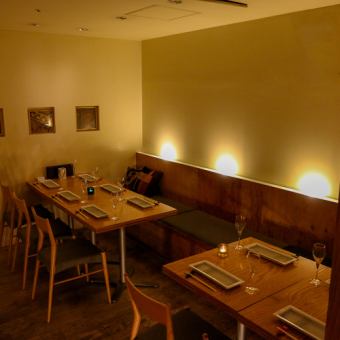 [Sofa seats] You can enjoy a leisurely meal on a date or at a party with your friends☆, there are semi-private rooms on the floor with 4 and 6 seats, and they can accommodate up to 10 people. Please feel free to contact us!