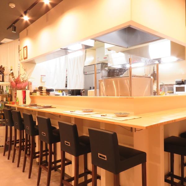 仕事終わりの飲み会やゆったり語らいたい2人飲み、大人のデートにはカウンター席がおすすめ★目の前で調理するオープンキッチン。やわらかい木のぬくもりを感じながら、落ち着く時間をお過ごしください。