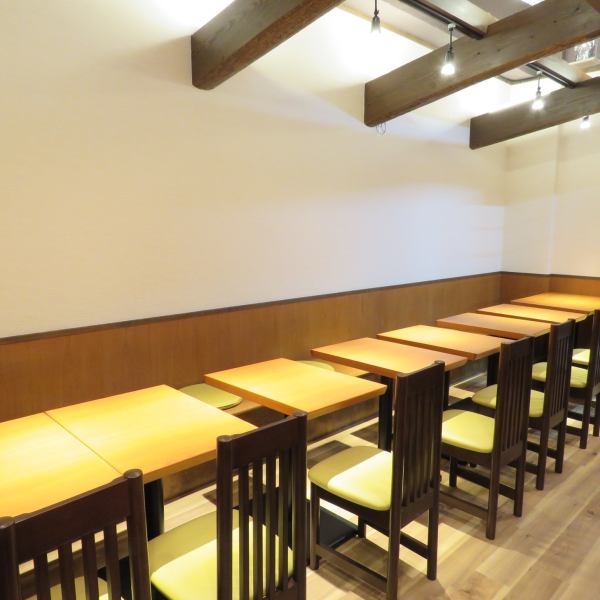 The table seats for each 2 people are independent so that you can set them freely.It is also possible to use in groups for small meals ♪ Feel free to enjoy meals and soba at our shop.