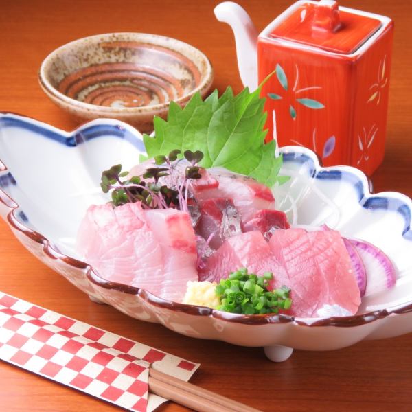 We use fresh seasonal seafood that was just caught on that day! We are confident in the freshness ♪ [Sashimi platter 1800 yen]