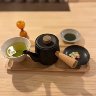 我們提供各種茶，主要是來自福岡的八女茶，它甘甜、濃郁、鮮味濃郁。