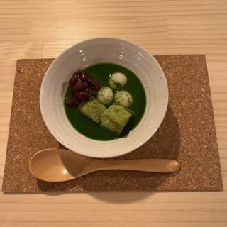 在午餐時間，您可以享用與茶完美搭配的甜點，例如“zenzai”。