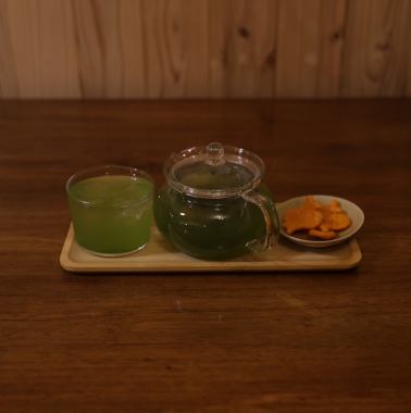 【お昼はカフェ、夜はバー】お昼の時間にはお茶専門のカフェとして、夜にはお茶を使ったお酒・カクテルなどを提供するバーとして。お茶のことが詳しくなくてもご安心ください。お茶に精通した店長が、お客様のお好みなどをお伺いしながらおすすめのお茶をご提案いたします。