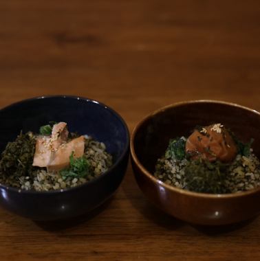 こだわりの茶葉と、素材を使った「お茶漬け」。八女玉露漬けの梅干しを使ったお茶漬けなどもあります。