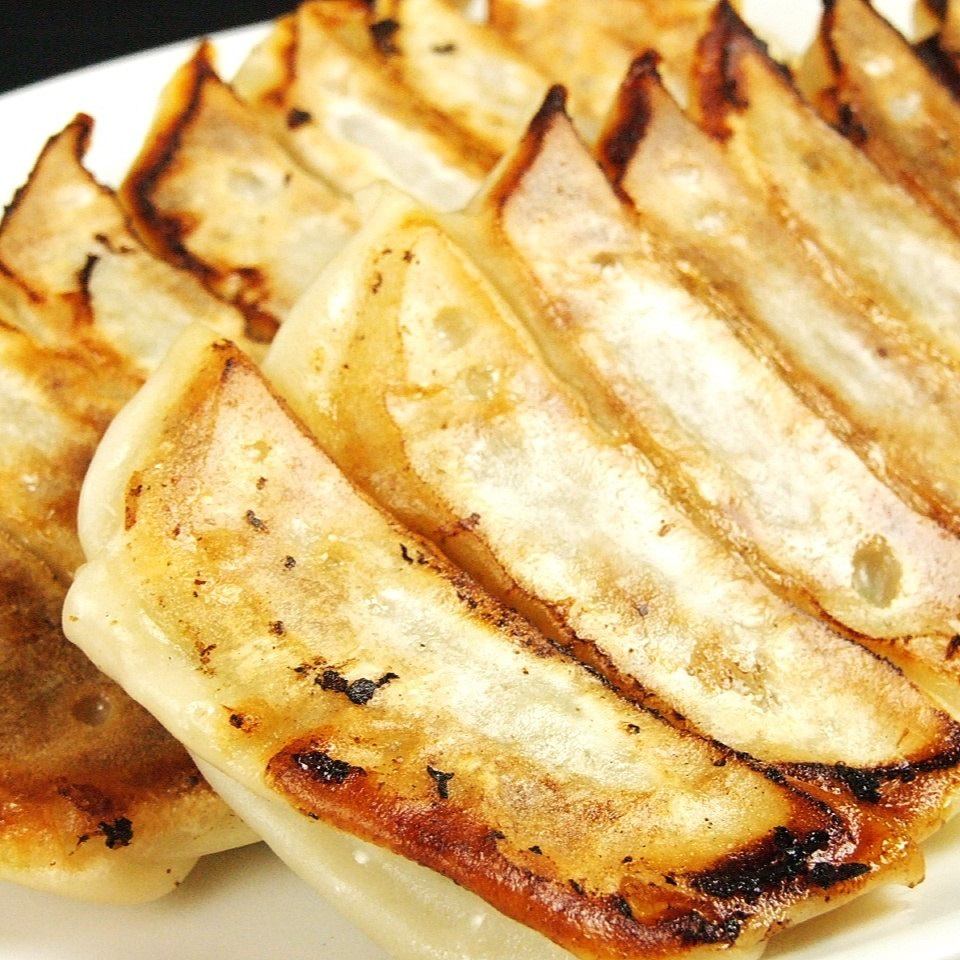 皮がとろけるようになめらかで口に入れるとパリッと香ばしい…至高の餃子ココにあり！