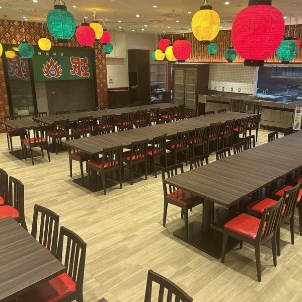 ■様々なシーンでご利用できます■色付き提灯が温かい空間を創り出してくれています。会社帰りに同僚や友人たちと気軽にわいわい楽しむのにぴったりな雰囲気です。おひとりさまはもちろん、デートや女子会、合コン、家族や友達と、会社宴会や大人数様も大大大歓迎！