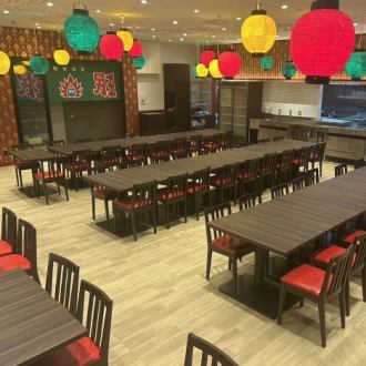 今でこそ定番の餃子ですが、当時は餃子をだす店は恐らくミンミンが初めて。 ほとんどのお客さんが、「餃子」という字をどう読んだらいいのか分からないという、 そんな時代でした。 その爆発的ブームは、想像をはるかに超え、ミンミンの店の前には連日開店時から客が長蛇の列をなしていました。 