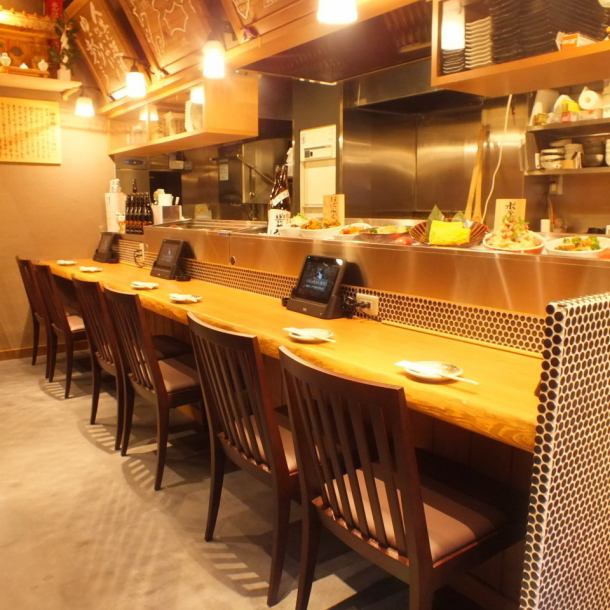 [First-floor seats] We have seats for up to 15 people! Seasonal ingredients are lined up and served at the counter seats on the spot! Fresh material so delicious! Please relax until 5am the next day ♪