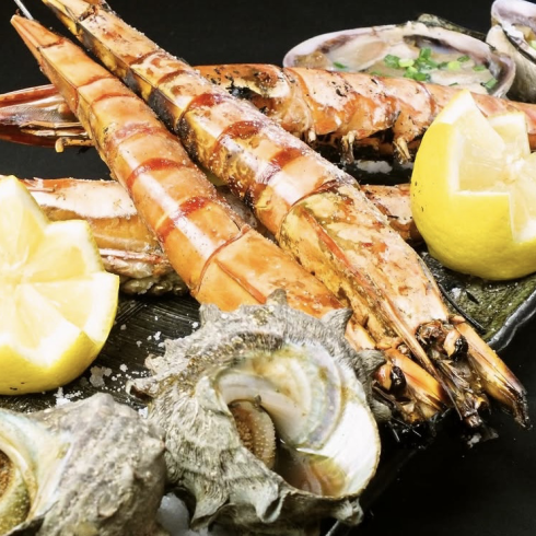 香ばしく焼き上げる浜焼きは、素材の旨みを存分に味わえる逸品!